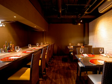 店内はシンプルモダンな落ち着ける雰囲気