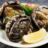 新鮮で食感が良いアワビを特製ソースのコクとかおりで包んだ一皿。素材にこだわり、さらに新鮮なものを一番良い調理法で仕上げる。目の前の鉄板でシェフが手際よく焼き上げる様は食欲をそそり芳醇なワインとともに