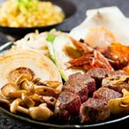 前菜・サラダ・焼き野菜4種・海鮮（車エビ・ホタテ）・関谷牧場ジャージー牛ヒレ・ガーリックライス又はジンジャーライス又は鶏飯・シャーベット。道南素材にこだわり柔らかくコクがある牛ヒレもおすすめ。