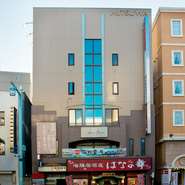 本町6交差点より571号線を北上、約100m左側のこのビルが目印です。