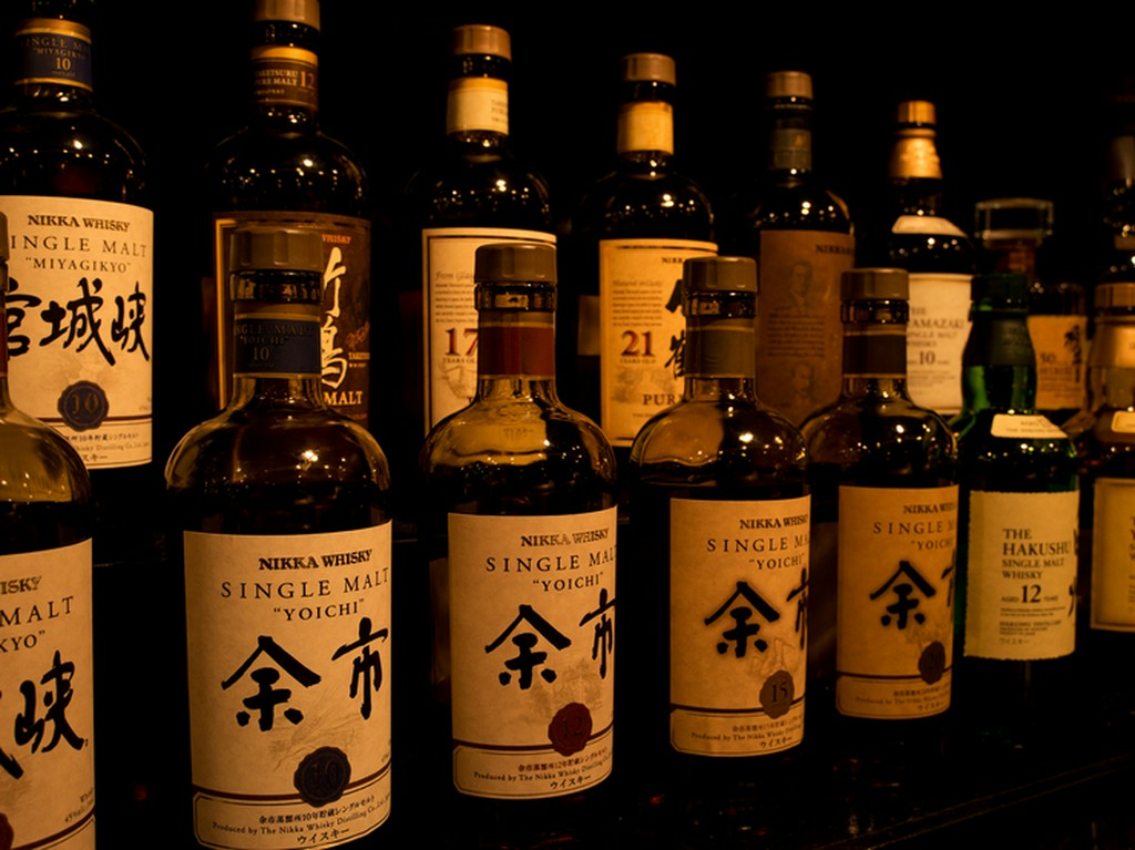 熟成年数毎の味の違いも楽しめるバーコーナー