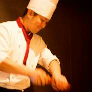 また、お客さまの召し上がるペースに合わせてお料理を提供するよう、常に目配り・気配りをしています。