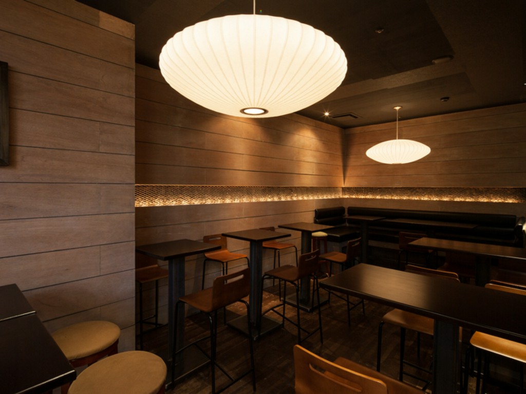 和モダンのスタイリッシュな店内