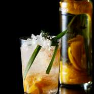 旬の果実や野菜を使用したフレッシュフルーツカクテルは勿論、ハーブやスパイスでアクセントをつけ、飲んで体の中から美容と健康を向上できるように考えた飲むエステカクテル。