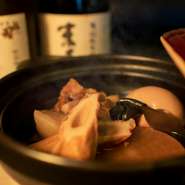 バーテンダーが出汁から作るおでんです。
3点盛と5点盛をご用意しておりますので是非お召し上がりください。