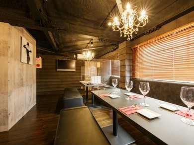 お洒落な隠れ家レストランで素敵な夜を