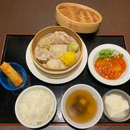 土日祝日限定の《ハッピーランチ》スタートです！！
エビチリまたはマーボー豆腐（辛さ調整可）、点心8種、揚げ物、ライス＆スープ、デザートのランチセットです。