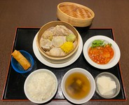 土日祝日限定の《ハッピーランチ》スタートです！！
エビチリまたはマーボー豆腐（辛さ調整可）、点心8種、揚げ物、ライス＆スープ、デザートのランチセットです。