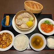 土日祝日限定《得々ハッピーランチ》
エビチリ、マーボー豆腐(辛さ調節可)、点心8種、揚げ物、ライス＆スープ、デザート
ボリューム満点のランチセットです！