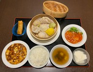 土日祝日限定《得々ハッピーランチ》
エビチリ、マーボー豆腐(辛さ調節可)、点心7種、揚げ物、ライス＆スープ、デザート
ボリューム満点のランチセットです！
※泰山LINEのお友達登録で100円引きとなります。