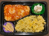 選べる中華弁当✨
・牛肉のオイスター炒め・ユーリンチー・麻婆茄子（豆腐）・エビチリ、こちらの中からメイン料理がお選びいただけます。お食事は、白いご飯かチャーハンかお選びいただけます。（例エビチリ弁当）