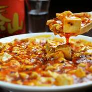 中華料理の大定番『麻婆豆腐』は、まったく辛みのない味付けから辛さ多目の味付けまで、味の調節が出来るのも嬉しいところ。ご飯のお供にいかがでしょうか。