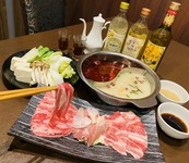 優しい豆乳スープと辛ウマ麻辣スープでいただくアツアツの火鍋はいかがでしょうか？