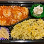 選べる中華弁当✨
・牛肉オイスター炒め・ユーリンチー・麻婆茄子・エビチリ、こちらの中からメインがお選びいただけます。お食事は、白いご飯または炒飯からお選びいただけます。（例：エビチリ炒飯弁当）