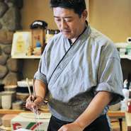 毎日仕入れるこだわりの魚を、お刺身はもちろん、美味しい料理や鍋で堪能できます。お刺身は仕入れ次第なので、メニューにはあまり載せていませんが、是非その日のおすすめを食べてみてください。