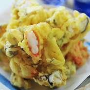 旬の野菜と海鮮を使ったかき揚げは、ボリューム満点。サクサク感がたまりません～。