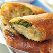 アクセントにシソの葉が入っています。揚げたてをポン酢で食べるのが『いわや』流、美味しさの秘密。