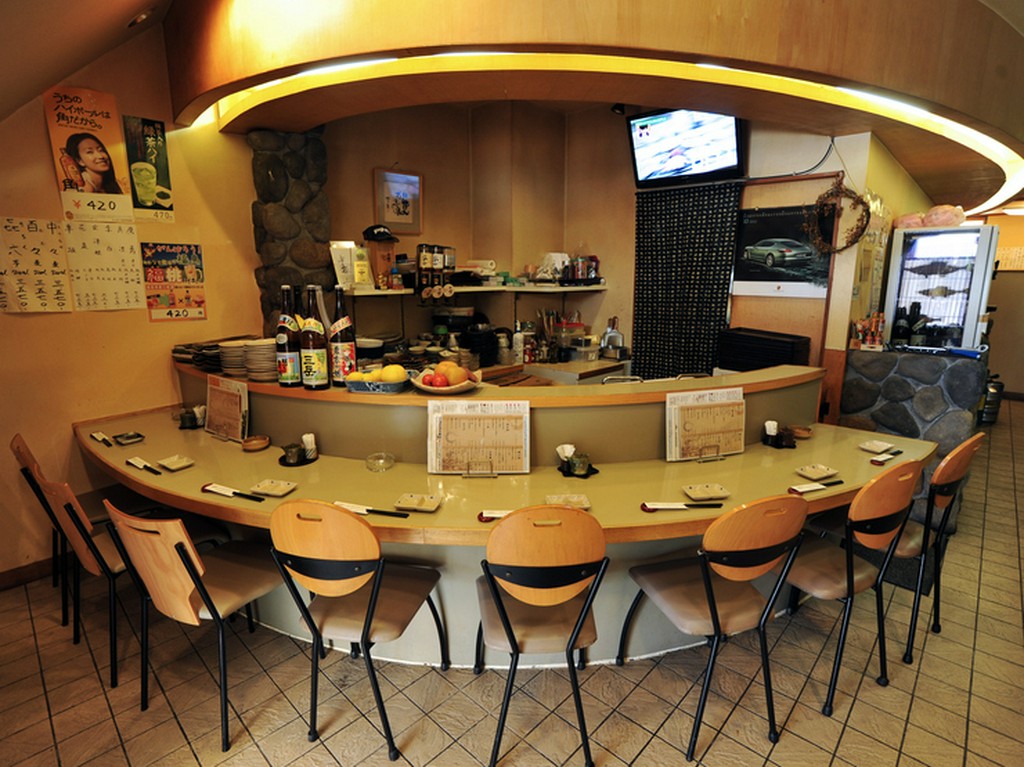 円形でとっても落ち着くカウンター席