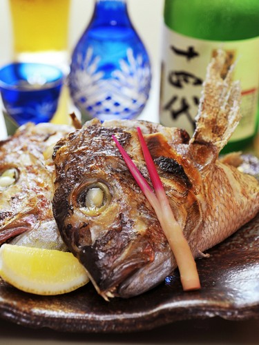鯛のかぶと塩焼き。この香ばしいさ是非味わいたい。