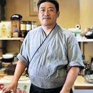 15歳で京都の老舗で7年間修業し、その後東京で5年、いわきで1年修業し、縁あってこの地に店を構えました。常にお客様の立場で考え、喜んでいただけるよう日々努力を重ねています。ご来店お待ちしております。