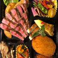 国産牛サーロインステーキとTaWaRaコロッケをメインに、日替わりのサラダやアスパラガスのオムレツ、自家製スモークチキンなどを詰め込みました。