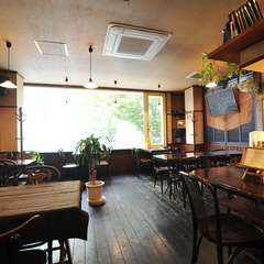 通路も広く明るい店内
