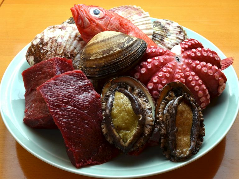親方おすすめ！　『本日の刺盛』（写真は調理前の素材です）