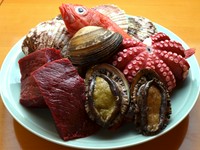 親方おすすめ！　『本日の刺盛』（写真は調理前の素材です）