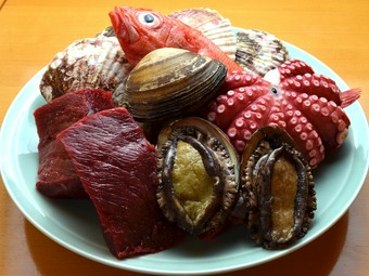 親方おすすめ！　『本日の刺盛』（写真は調理前の素材です）