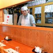 魚は毎朝活き〆で仕入れ、常に新鮮な料理を提供しています。確かな目で厳選吟味したひとつひとつの食材へのこだわりが、京町自慢の味を守っています。