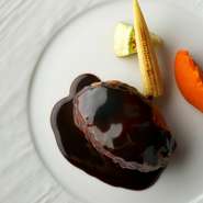 厳選した黒毛和牛にブランド豚を加えたタネを1日寝かせ、フォアグラを包み込んだ風味豊かなハンバーグです。贅沢さと優雅さを一度に味わうことができる自慢の一品。