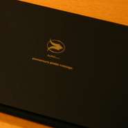 ディナー限定で当店オリジナルの写真台紙をサービスでご用意しております。記念撮影後、現像し封筒に入れ、その場でお渡し致します。デザートプレートのチョコメッセージはランチ・ディナーともに承っております。