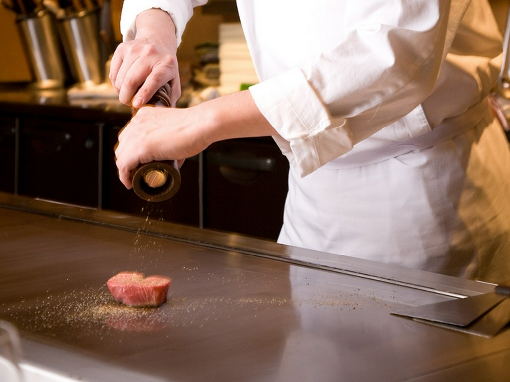 フレンチという繊細な料理を、鉄板焼きでダイナミックに表現