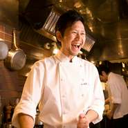 「フレンチ」「鉄板焼き」と聞くと、敷居が高いイメージかもしれませんが、フランクに寛げる空間づくりを意識しています。お客様との会話を大切にし、メニューにないものまで好みに合わせた料理を提供しています。 