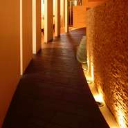 日常から非日常へと繋ぐ通路です。