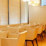 少人数から対応可能なテーブル席。白を基調とした落ち着いた空間