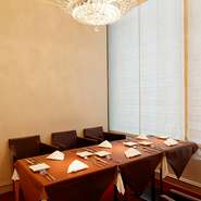 天井も高く、シャンデリアが印象的な個室です。記念日やお誕生日、ご接待などの用途にもご利用ください。