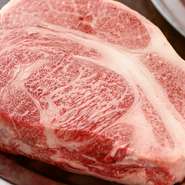 淡路牛の美味しさを知り尽くした店長が厳選した肉は上質です。淡路牛の美味しさはサシが細かくて脂が甘い！　肉はやわらかく、噛むと旨みが口いっぱいに広がります。