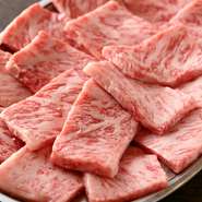 サシ（霜降り）が細かいので肉質はやわらかく、脂が甘いのが特徴の淡路牛のロース部分です。