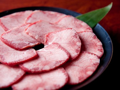 噛むたびに溢れる肉汁がたまらない『上塩タン』