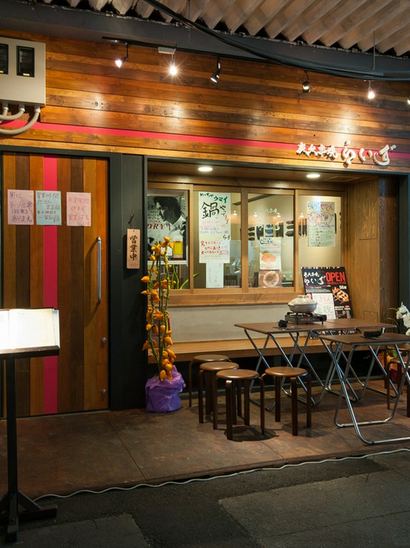 オープンキッチンのカウンターや半個室など心地の良い空間を提供