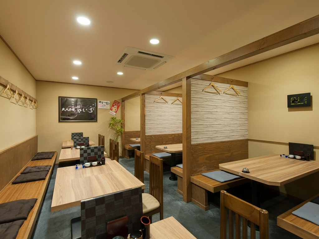 清潔感あふれる店内はゆったりとした作りです