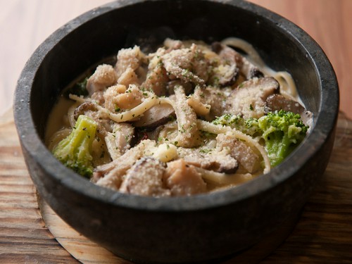 丹波黒鶏とキノコのパスタ。絶妙な組み合わせをご堪能下さい。