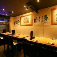 店内はスタイリッシュでモダンな雰囲気。おしゃれな空間で本格的なお寿司や鮮魚の刺身といった料理とお酒を味わうことができます。