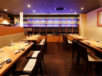 鮮度にこだわった魚介や豊富なお酒を満喫できる心地よい店
