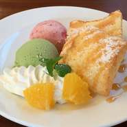 二種類のアイスとその日の手作りケーキ、ホイップやフルーツが飾られお得なプレートです。