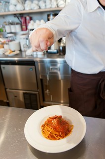 食べる人の笑顔を想像しながら、料理を作っています