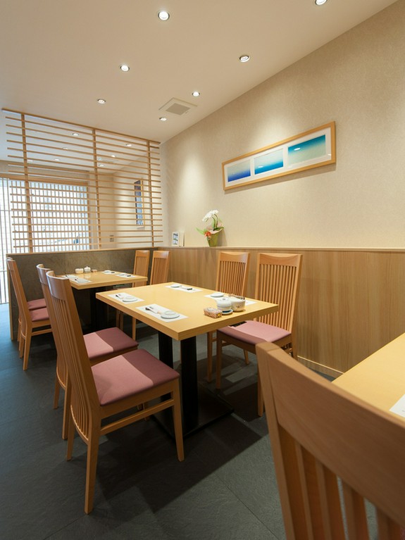 明るく清楚なイメージの店内