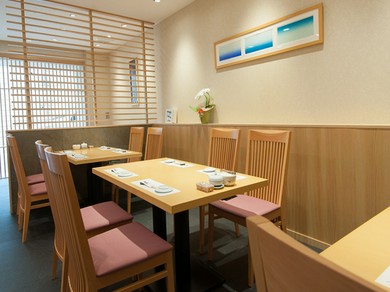 明るく清楚なイメージの店内