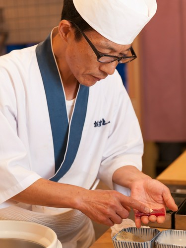今日も真摯に寿司を握る小山さん